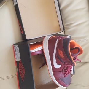 Jordan 1 Bordeaux mid